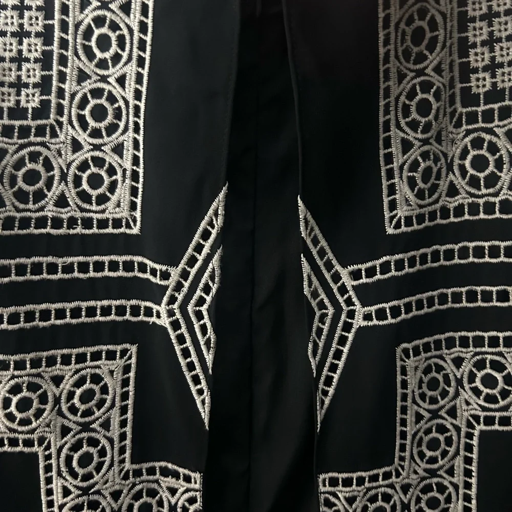 Parker shorts romper embroidered with pockets - back zipper and flap detail - Picture 3 of 6